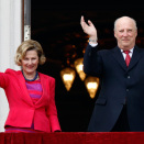 Kongen og Dronningen hilser fra Slottsbalkongen (Foto: Lise Åserud, NTB Scanpix)